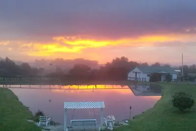 Image de Horizons matinaux tranquilles en regardant les chevaux paître dans votre propre espace privé.