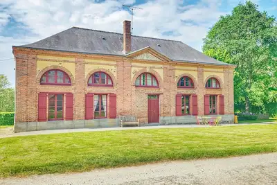 Image de L'orangerie du château de Craon, piscine, tennis, parc de 47 hectares.