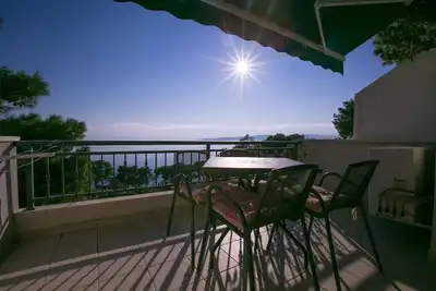 Image de Appartement avec vue sur la mer (2 + 2). Lit king size dans la chambre. Balcon avec vue