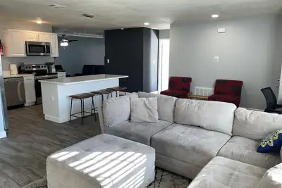 Image de Maison élégante et contemporaine avec piscine de 3 chambres à Orlando à proximité de International Drive