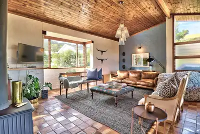 Image de Villa du châtaignier du Cap; Hermanus à la mode amis et famille escapade. Voëlklip.
