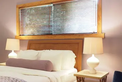 Image de Riverfront milieu du siècle moderne - Location de Saison 4