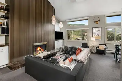 Image de Condo spacieux de 4 chambres au dernier étage avec une vue imprenable sur la gamme Gore