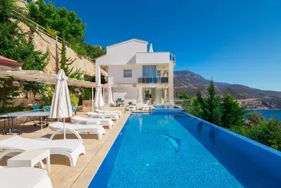 Image de Superbe villa de luxe avec 5 chambres, grande piscine à débordement et vue magnifique sur la mer
