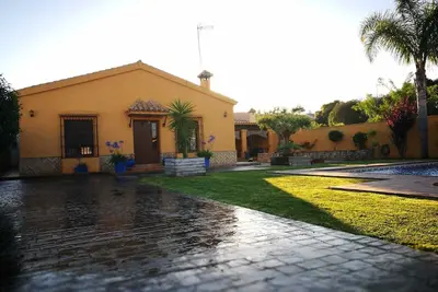 Image de Villa de 1000 m2 avec piscine privée.
