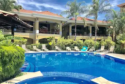 Image de Condo de luxe récemment rénové - Meilleur emplacement en ville