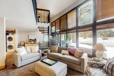 Image de Condo amélioré avec de grandes fenêtres, golf sur place, tennis partagé et basket-ball