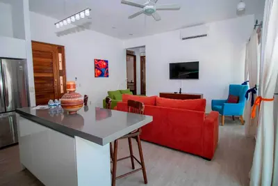 Casa Oly avec balcon et grill | Juste un pâté de maisons de la plage