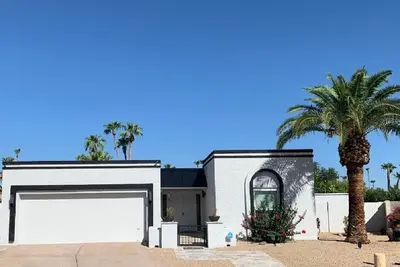 Image de Maison unifamiliale entière avec piscine. Marchez dans la vieille ville de Scottsdale!