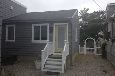 Image de Arrière maison avec une cour privée, douche extérieure et juste près de la plage!