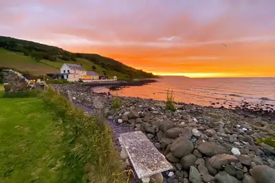 Image de Nouvelle propriété en bord de mer sur la route côtière avec une vue imprenable et un bain à remous
