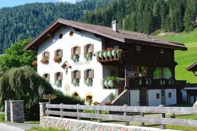 Image de Appartement dans une ferme, calme avec balcon et pelouse.
