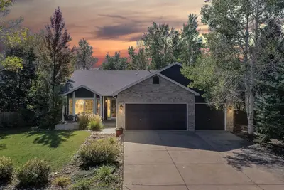 Image de Superbe retraite sereine parfaite pour les familles avec une cour comme vous ne l'avez jamais vue!