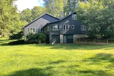 Image de Rancher exceptionnel avec 4 chambres et 3 salles de bains avec accès au lac