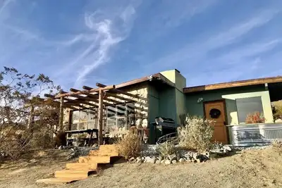 Image de Homestead du milieu du siècle avec une vue imprenable entre Palms Springs et Joshua Tree