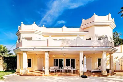 Villa de luxe de 491 m2, équipée des dernières technologies.