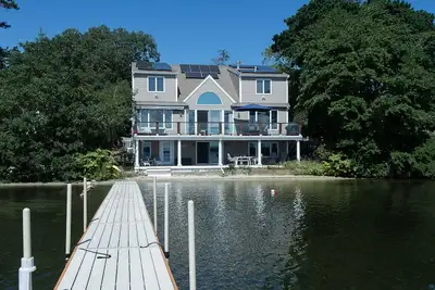 Image de Une maison en bord de mer parfaite avec une vue incroyable sur l'eau de chaque pièce!