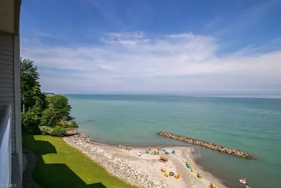 Image de Condo au bord du lac avec plage privée et piscine intérieure!