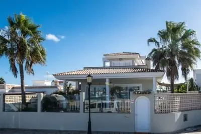 Villa 5 étoiles à la plage avec bain à remous - \"Villa Sueno\" (Villa de rêve)