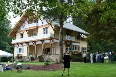 Image de ÉCONOMISEZ 500 $. Magnificent Direct Lakefront Victorian Mansion, disponible en juin
