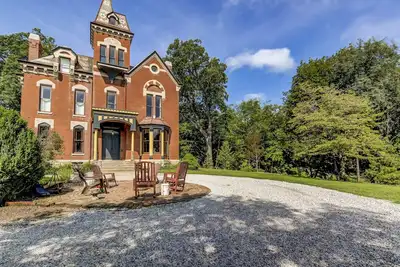 Image de Three Pines Petersburg - Maison luxueuse de 10 chambres à coucher dans le quartier historique de Pétersbourg