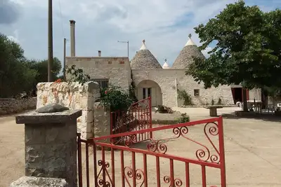 Image de Nouveau sur le site pour ceux qui aiment la tranquillité d’anciens trulli, immergés dans la nature.