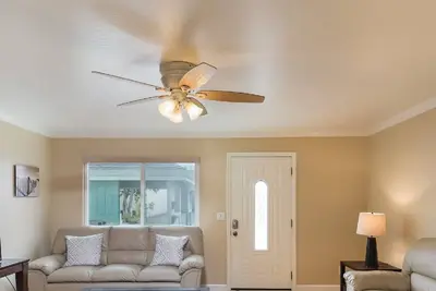 Image de Capitola Village Seashell Sanctuary à quelques pâtés de maisons de Capitola Beach!