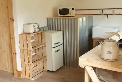 Image de Retraite romantique confortable: bain à remous, corbeille artisanale, espace étonnant pour 4-Poster spaceQuirky! ⭐