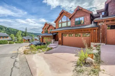 Image de Ski-in / Ski-out à la maison w / un bain à remous privé ainsi que des vues sur la montagne et le lac!