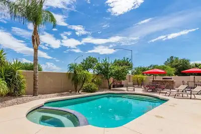 Image de Prêt à divertir la famille et les amis! Piscine privée chauffée, barbecue + 20 couchages