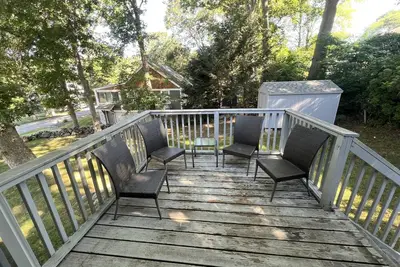 Image de 4 chambres, 2 salles de bain dans le quartier calme de Pettasquamacut Lake Shores
