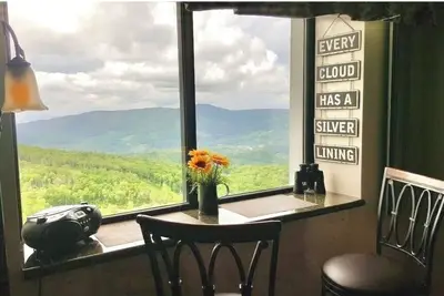 Image de Profitez des couchers de soleil à couper le souffle sur la montagne et du meilleur ski au Sugar Top Resort Condo