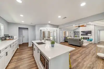 Image de Parfait pour la famille Maison spacieuse dans le centre de Carrollton, au nord de Dallas