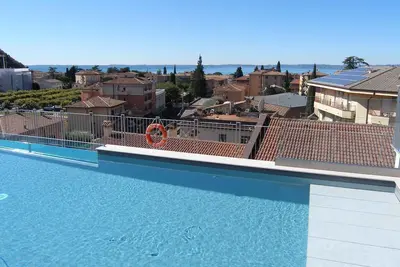 Appartement de vacances avec climatisation, internet, balcon et piscine sur le toit