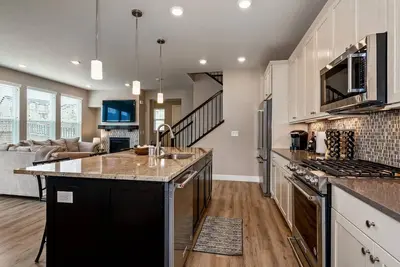 Image de New Meadows Townhome avec tout le confort de la maison