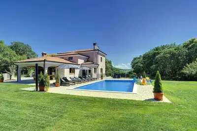Image de Villa avec piscine privée, billard et Wi-Fi