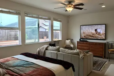 Image de Détente spacieuse étendue dans la suite juridique. Entrée privée sur le côté de la maison.