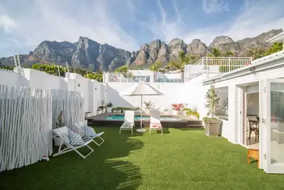 Image de Villa de 3 chambres avec piscine, jardin et vue panoramique sur la montagne de la Table et la mer.