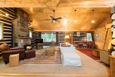 Image de Cabane rustique avec grande cour, au centre de toutes les activités de Laurel Highlands