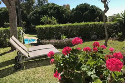 Image de Villa Familiale Dans Jardins tranquilles avec Piscine Commune