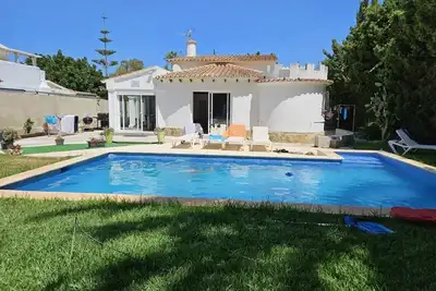 Image de Preciosa villa con piscina privada a 5 minutos de la playa