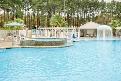 Image de Villa près du lac Palestine avec accès à un centre de remise en forme, 4 piscines, un bain à remous + Plus