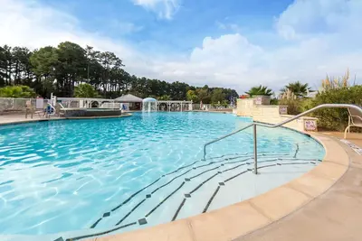 Image de Villa près de la marina à service complet avec accès à une salle de sport, 4 piscines, un bain à remous et plus