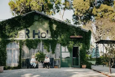 Image de Tiger House, une belle ancienne grange convertie au pied des collines de Havelock