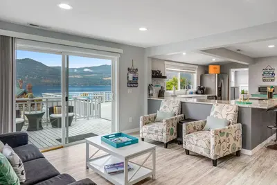 Image de Maison élégante avec vue sur le lac et bain à remous privé et terrasse - Marchez jusqu'au centre-ville et au lac!