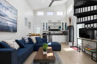 Image de Petite maison vivant au bord de la piscine!