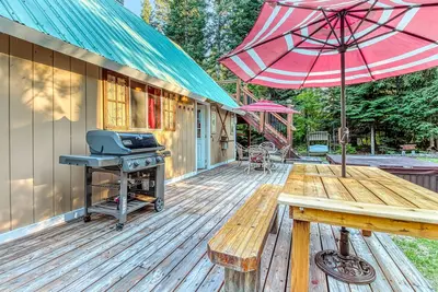Cozy, chalet boisé w / deux ponts et un bain à remous privé - chiens Ok!