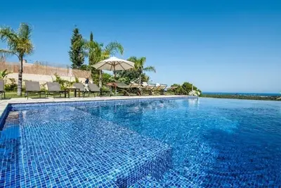 Image de Propriété étonnante avec une vue imprenable sur la mer et une piscine infinity Saltwater!