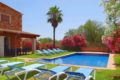 Image de Maison de campagne nouvellement construite dans un endroit isolé avec A / C et piscine privée près de Es Trenc!