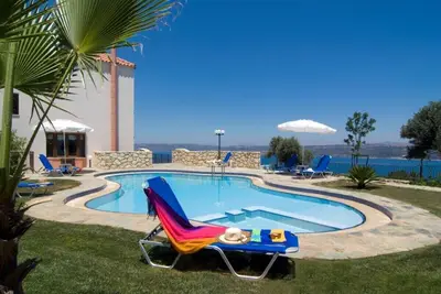 Image de Belle villa de 3 étages avec piscine privée et vue imprenable sur la mer de Crète!
